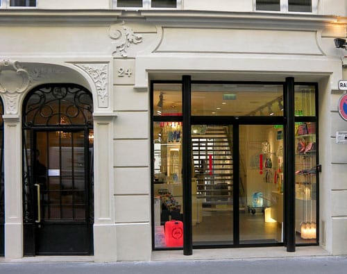 L'entrée de la galerie, rue du Louvre à Paris