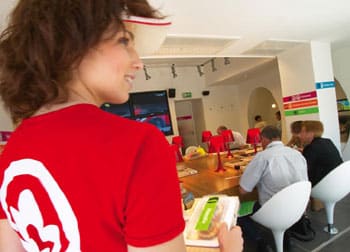 Manger à la table d'ôte ou isolé ?